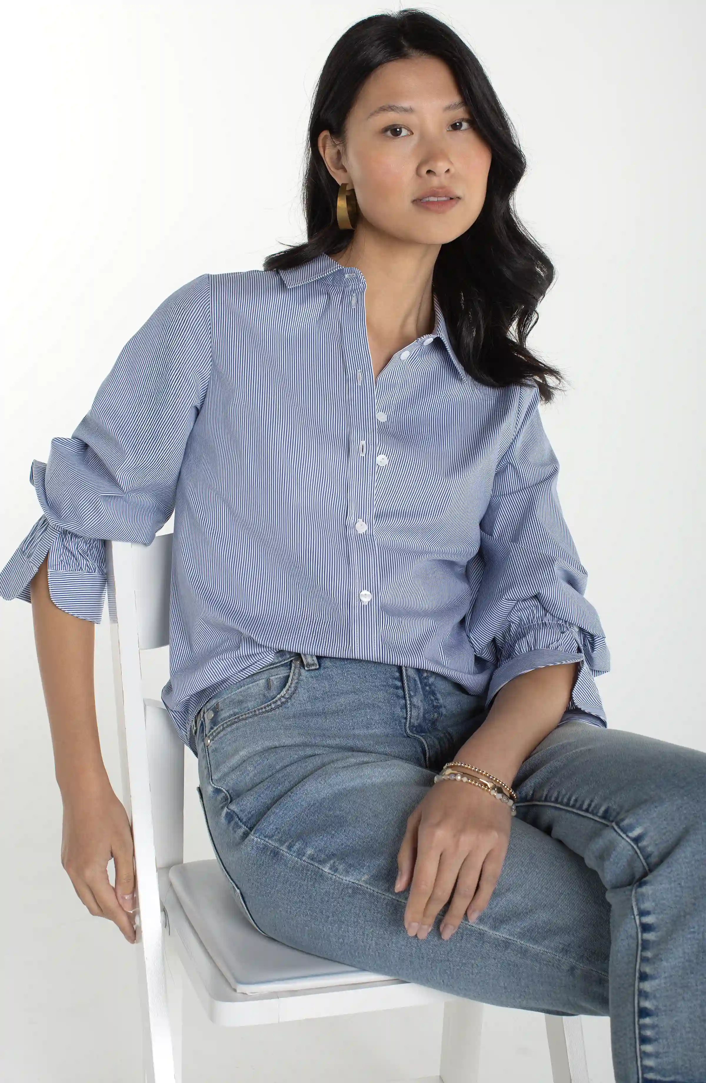 ADJUSTABLE SLEEVE BUTTON FRONT WOVEN TOP