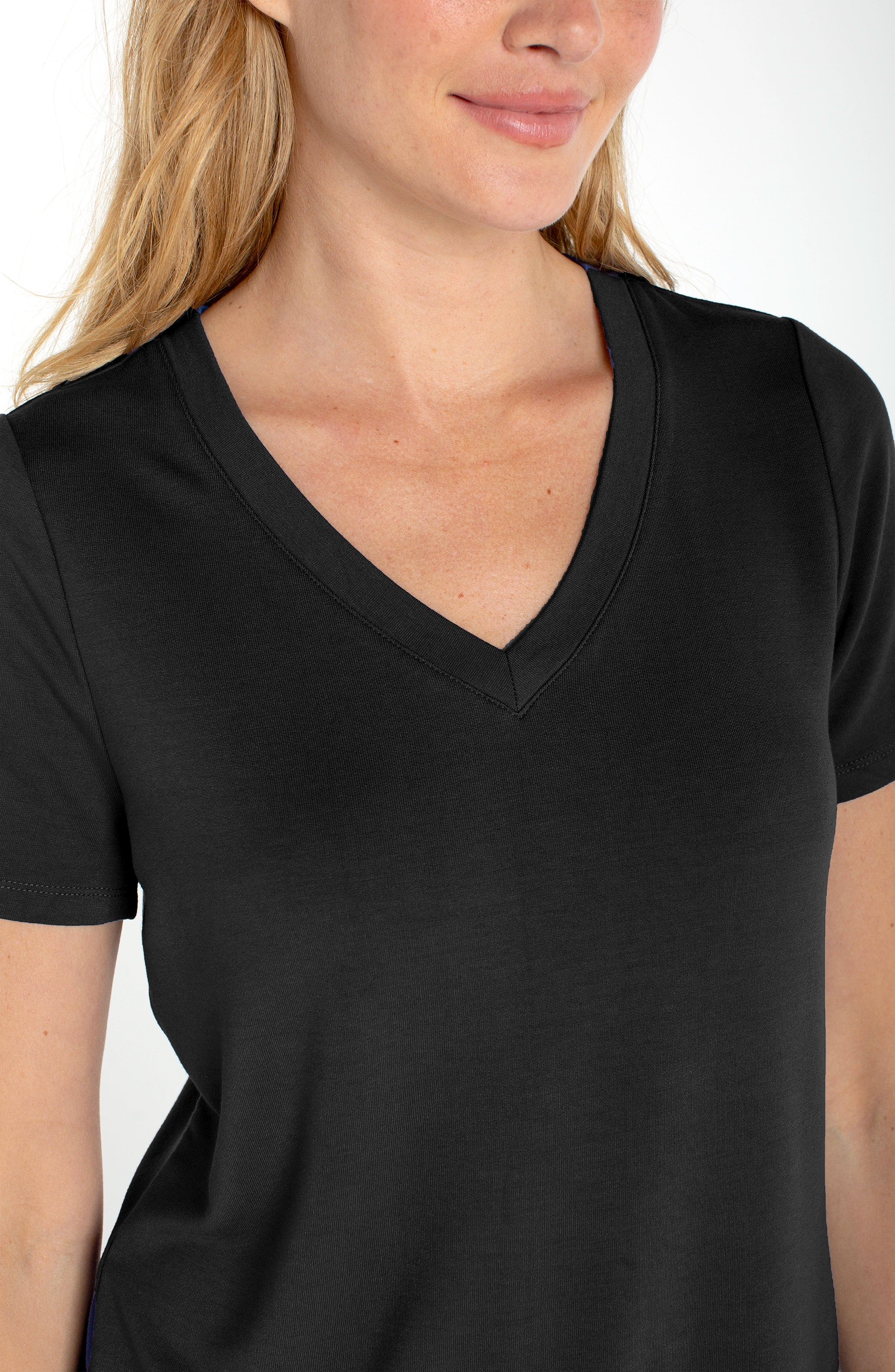 SHORT SLEEVE V-NECK KNIT TEE - Image 3