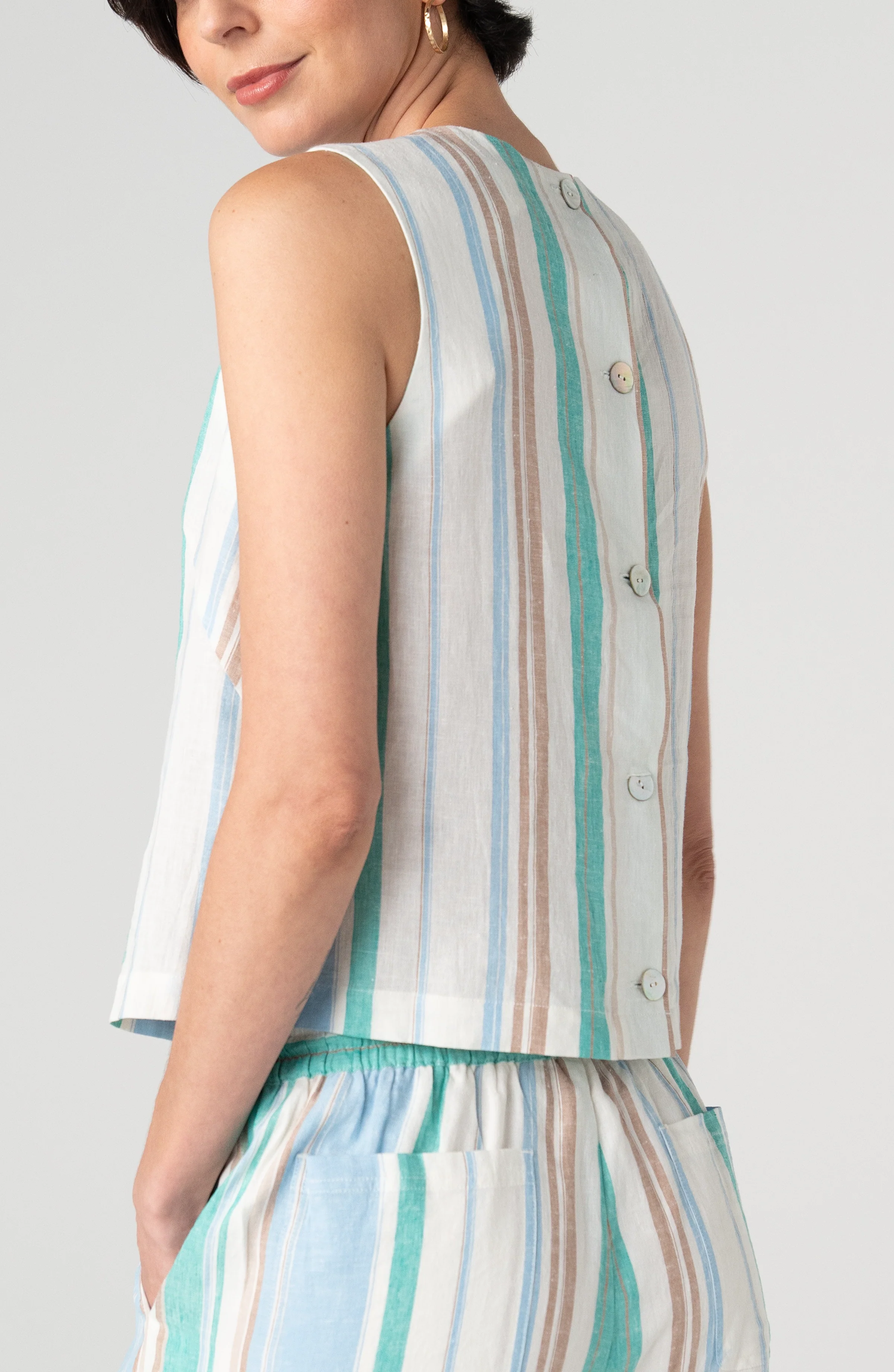 SLEEVELESS SHELL TOP W/ BUTTON BACK